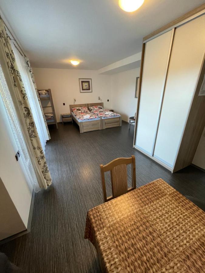 Maxovo Kralovstvi Appartement Rovensko pod Troskami Buitenkant foto
