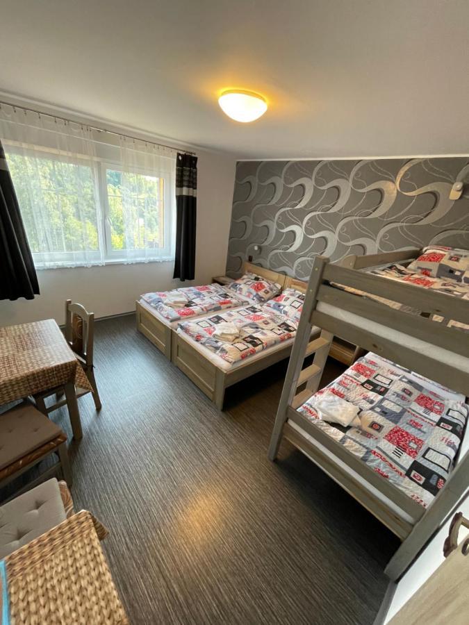 Maxovo Kralovstvi Appartement Rovensko pod Troskami Buitenkant foto