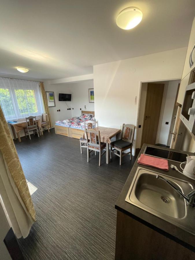 Maxovo Kralovstvi Appartement Rovensko pod Troskami Buitenkant foto