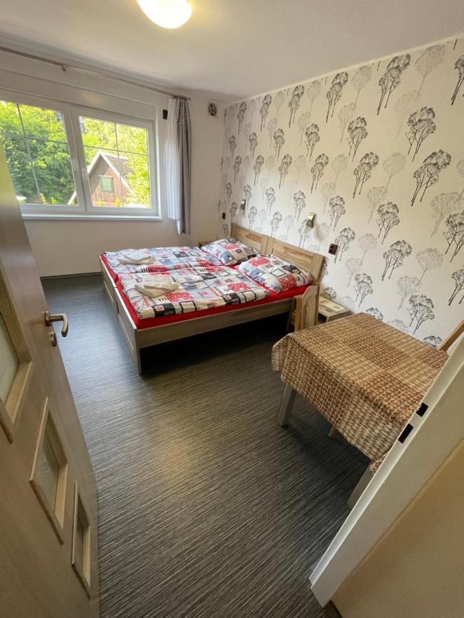 Maxovo Kralovstvi Appartement Rovensko pod Troskami Buitenkant foto