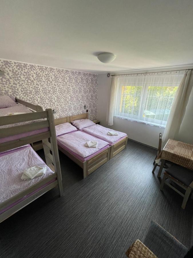 Maxovo Kralovstvi Appartement Rovensko pod Troskami Buitenkant foto