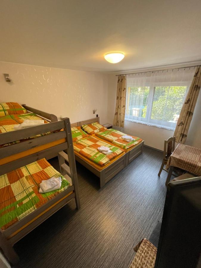 Maxovo Kralovstvi Appartement Rovensko pod Troskami Buitenkant foto
