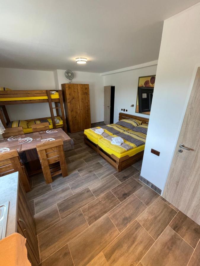 Maxovo Kralovstvi Appartement Rovensko pod Troskami Buitenkant foto
