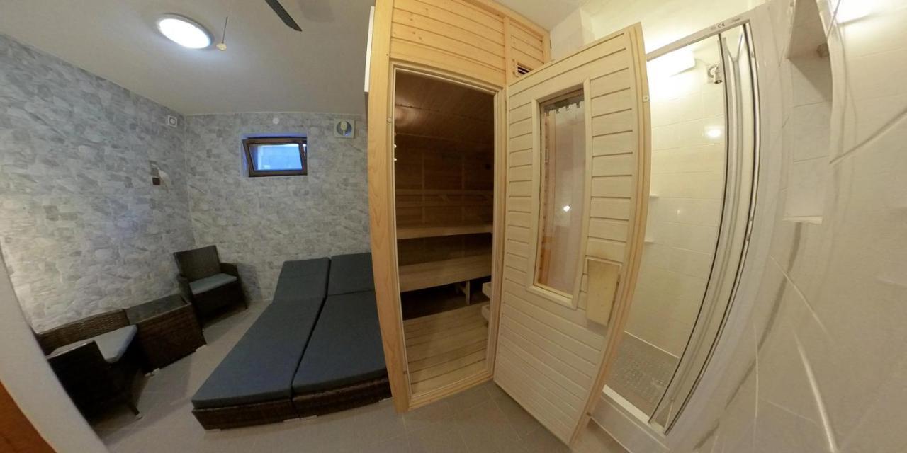 Maxovo Kralovstvi Appartement Rovensko pod Troskami Buitenkant foto