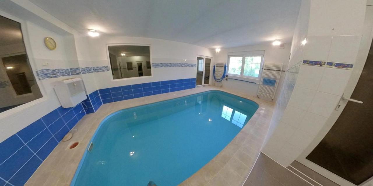 Maxovo Kralovstvi Appartement Rovensko pod Troskami Buitenkant foto