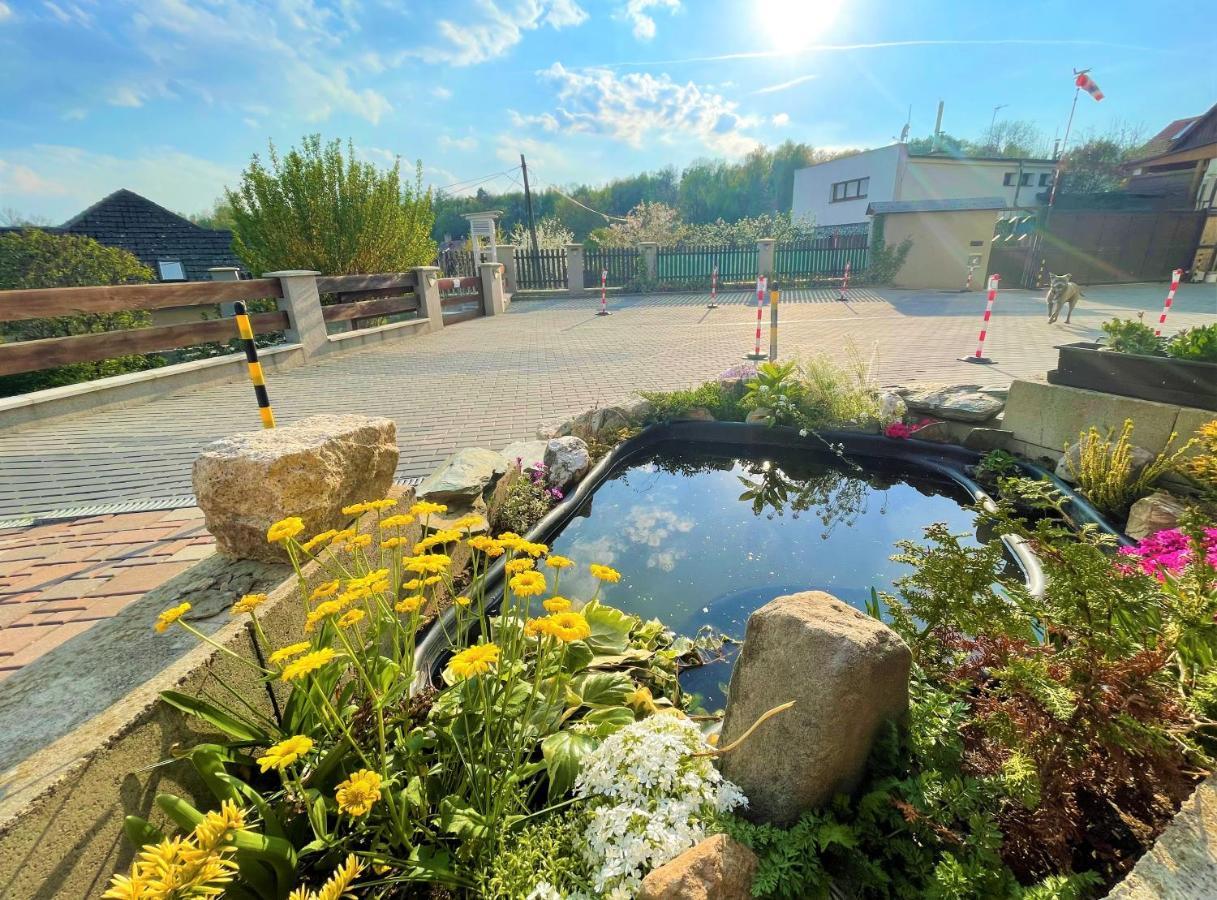 Maxovo Kralovstvi Appartement Rovensko pod Troskami Buitenkant foto