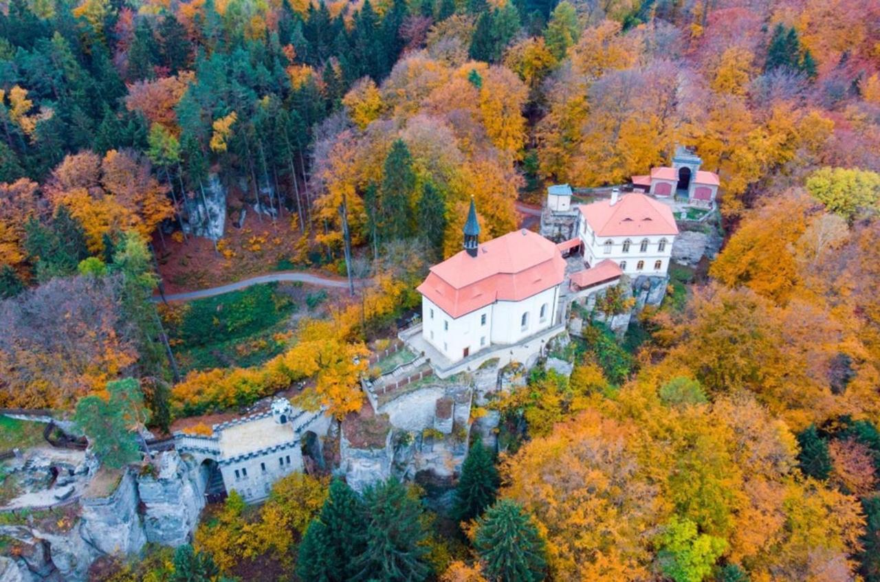 Maxovo Kralovstvi Appartement Rovensko pod Troskami Buitenkant foto