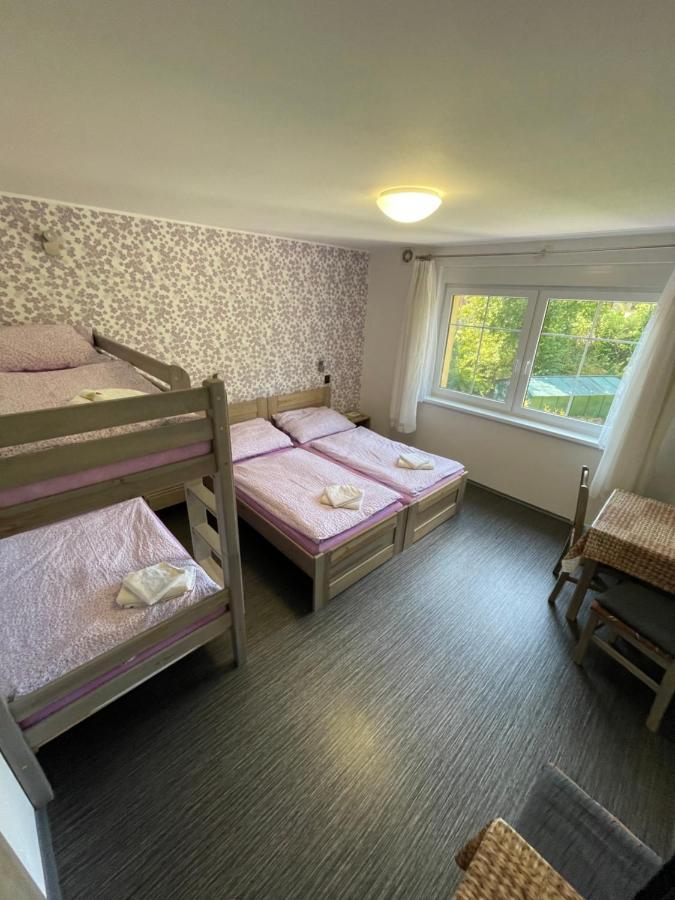 Maxovo Kralovstvi Appartement Rovensko pod Troskami Buitenkant foto