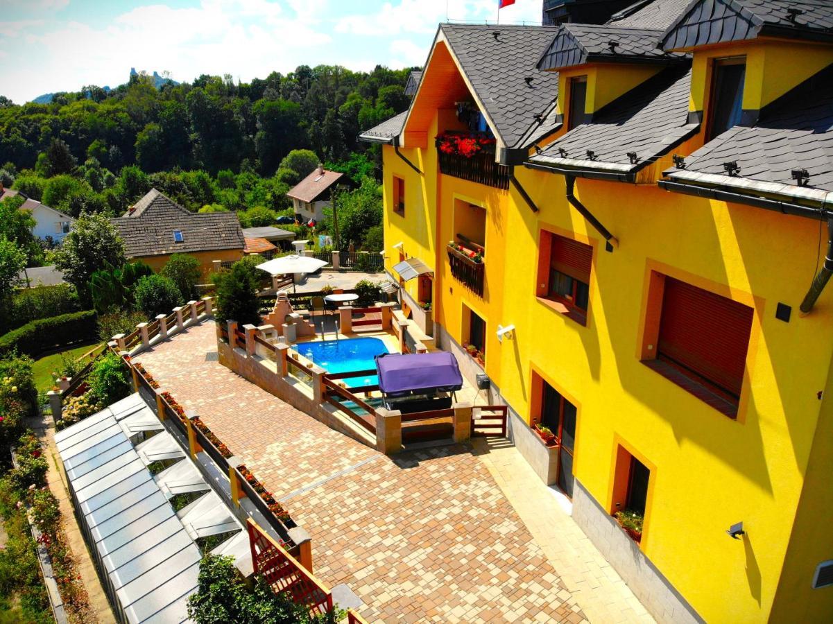 Maxovo Kralovstvi Appartement Rovensko pod Troskami Buitenkant foto
