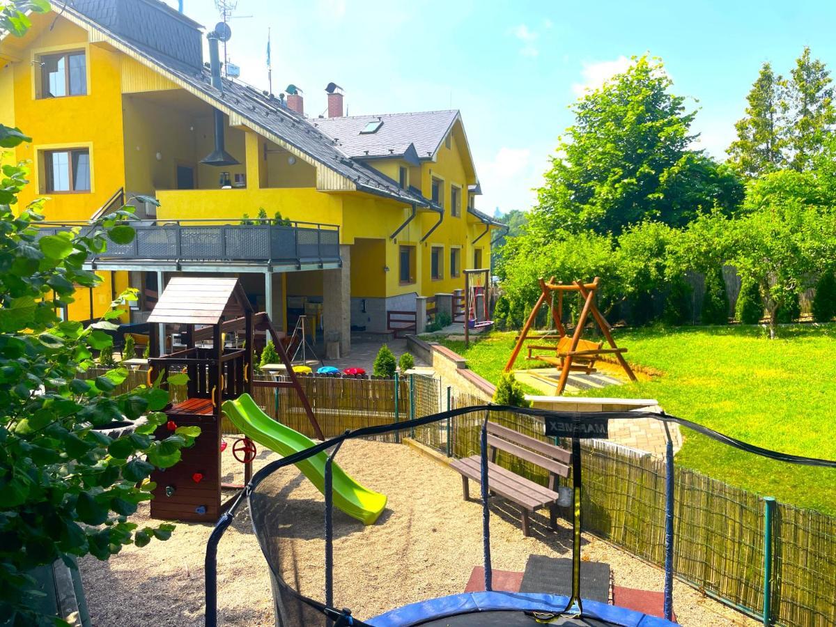 Maxovo Kralovstvi Appartement Rovensko pod Troskami Buitenkant foto