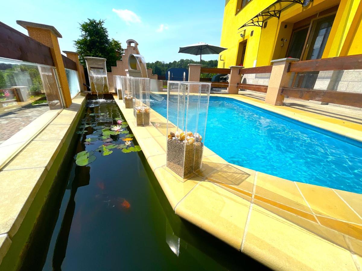 Maxovo Kralovstvi Appartement Rovensko pod Troskami Buitenkant foto