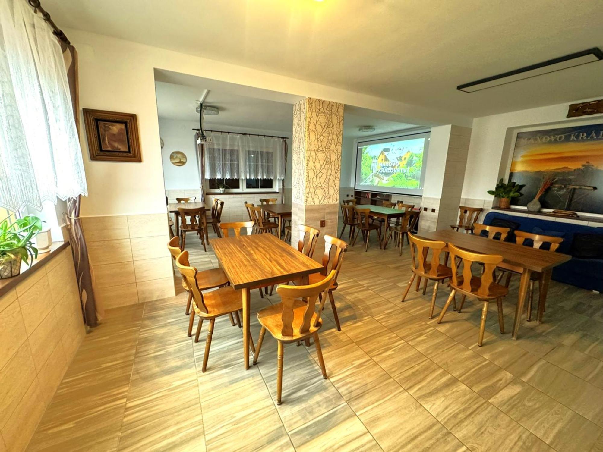 Maxovo Kralovstvi Appartement Rovensko pod Troskami Buitenkant foto