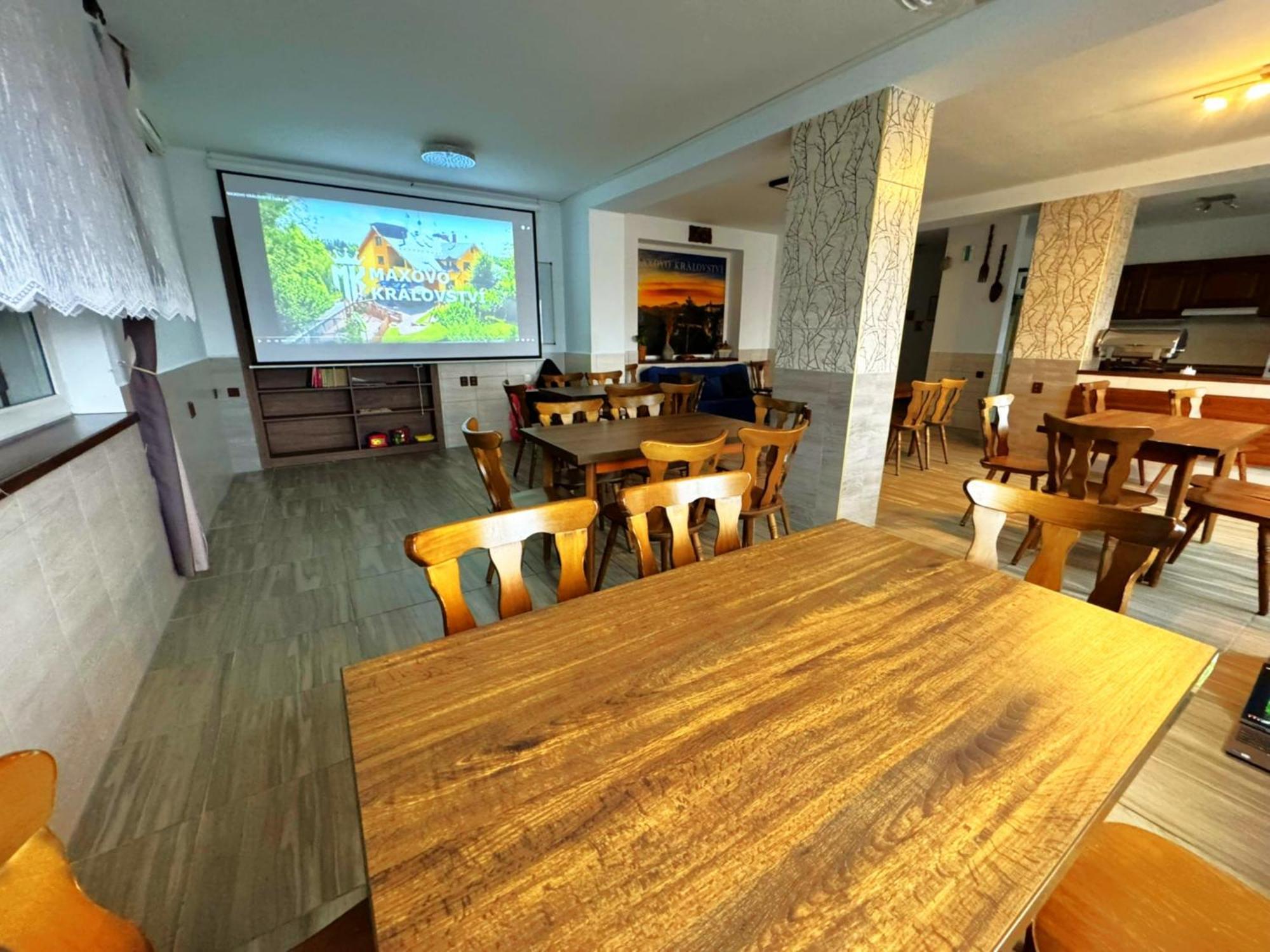 Maxovo Kralovstvi Appartement Rovensko pod Troskami Buitenkant foto